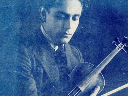 Silvestre Revueltas sosteniendo un viol&iacute;n. Chicago, 1920&ndash;1921.