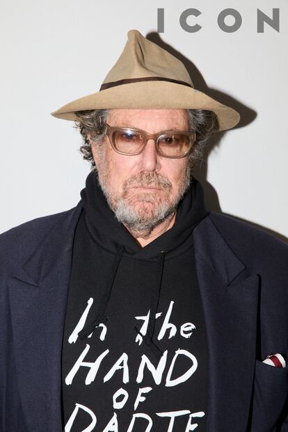 Julian Schnabel posa para ICON en San Sebastián con una sudadera que lleva el título de su última película.