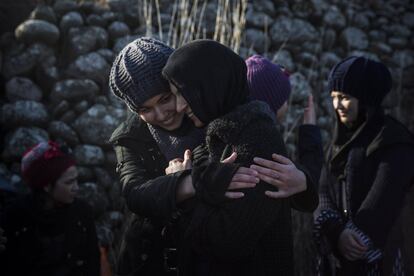 Dos mujeres se abrazan después de su llegada, desde Turquía hasta las costas de la isla griega de Lesbos.