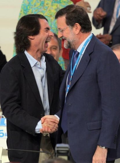 Aznar saluda a Rajoy ayer en la segunda jornada del congreso del PP.