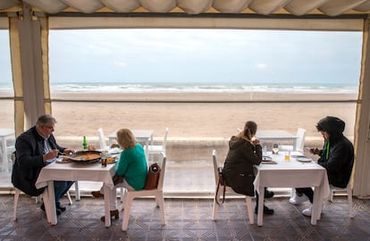 Comensales en un restaurante de la playa de la Malvarrosa de Valencia este lunes, primer día de apertura de la hostelería tras cuarenta días cerrada por la covid 19.