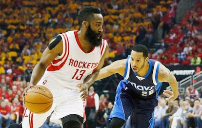 Harden, perseguido por Harris.