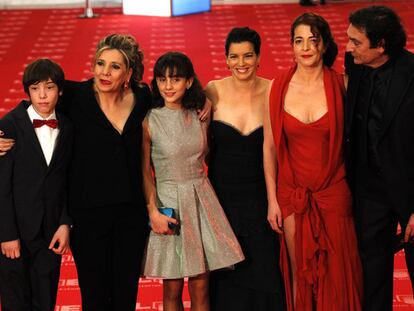 De izquierda a derecha, Francesc Colomer, Isona Passola (productora), Marina Comas, Laia Marull, Nora Navas y Agustí Villaronga, todos con algún <i>goya</i> por <i>Pa negre.</i>