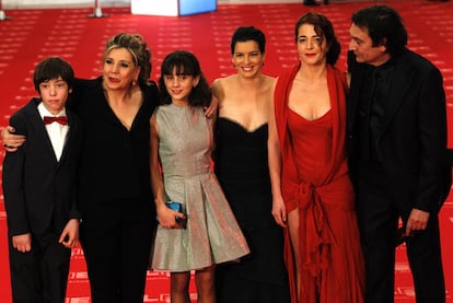 De izquierda a derecha, Francesc Colomer, Isona Passola (productora), Marina Comas, Laia Marull, Nora Navas y Agustí Villaronga, todos con algún <i>goya</i> por <i>Pa negre.</i>