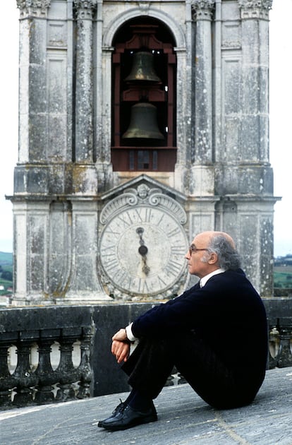 José Saramago, escritor portugués, en el edificio en el que ambientó su novela <i>Memorial de un convento</i>.