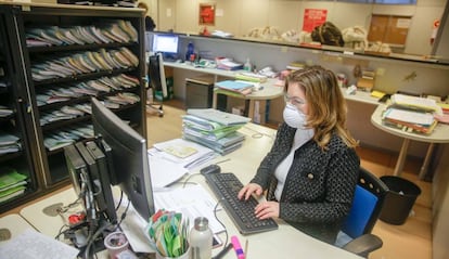 Una funcionaria se protege con una mascarilla en su puesto de trabajo en los juzgados de San Sebastián.