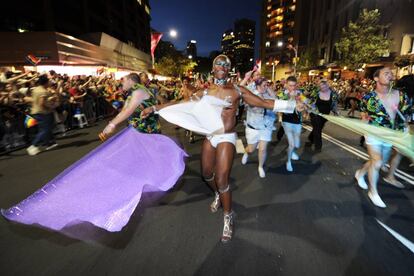 Las celebraciones de Sídney, de las más importantes, multitudinarias, divertidas y coloridas del mundo, suponen una de las pocas excepciones que confirman la regla, porque no conmemoran el Día Internacional del Orgullo LGBT ni tienen lugar en junio. La ciudad australiana vive su Gay & Lesbian Mardi Gras (Carnaval gay y lésbico) entre febrero y marzo. En 2018 se celebró del 16 de febrero al 4 de marzo, con la bandera arcoíris ondeando en el balcón del Ayuntamiento, historias de personas transgénero contadas sobre un escenario o exposiciones de arte queer. Y un desfile presenciado por unas 300.000 personas donde se conmemoraba el 40º aniversario de una celebración que aúna con naturalidad la reivindicación con las ganas de divertirse. Más información: <a href="http://www.mardigras.org.au/" target="_blank">mardigras.org.au</a>