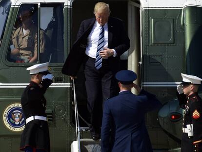 El presidente Donald Trump se baja del Air Force One.