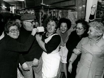 Alegría en la pollería del barrio de La Sagreda de Barcelona que distribuyó entre sus clientes el Gordo, el 53288, con participaciones de a peseta, el 22 de diciembre de 1983.