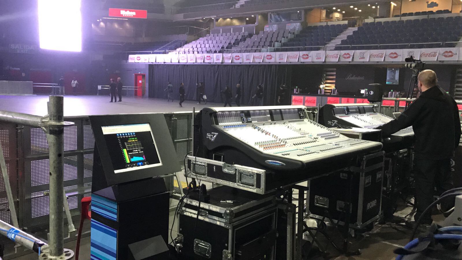 Un técnico junto a los controles de sonido del WiZink Center y la pantalla en la que puede ver los decibelios que emiten. Foto cedida por Impulsa Eventos e Instalaciones SA.