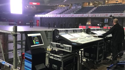 Un técnico junto a los controles de sonido del WiZink Center y la pantalla en la que puede ver los decibelios que emiten. Foto cedida por Impulsa Eventos e Instalaciones SA.