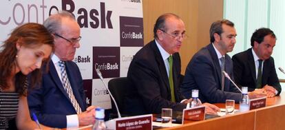 El presidente de Confebask, Miguel Ángel Lujua, en el centro, en la rueda de prensa que ha ofrecido este martes en Bilbao, flanqueado por directivos de la organización.