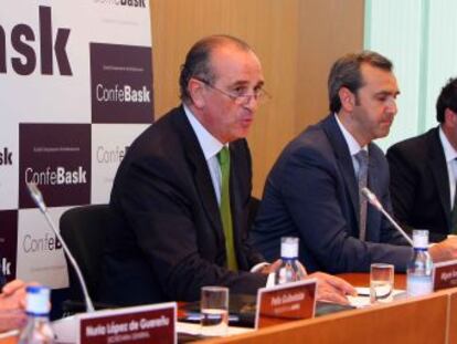 El presidente de Confebask, Miguel Ángel Lujua, en el centro, en la rueda de prensa que ha ofrecido este martes en Bilbao, flanqueado por directivos de la organización.