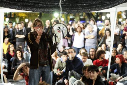 La protesta se extendió como la pólvora, desde la Puerta del Sol al resto del país. En la imagen, asamblea de los acampados en la Plaza de Catalunya de Barcelona.
