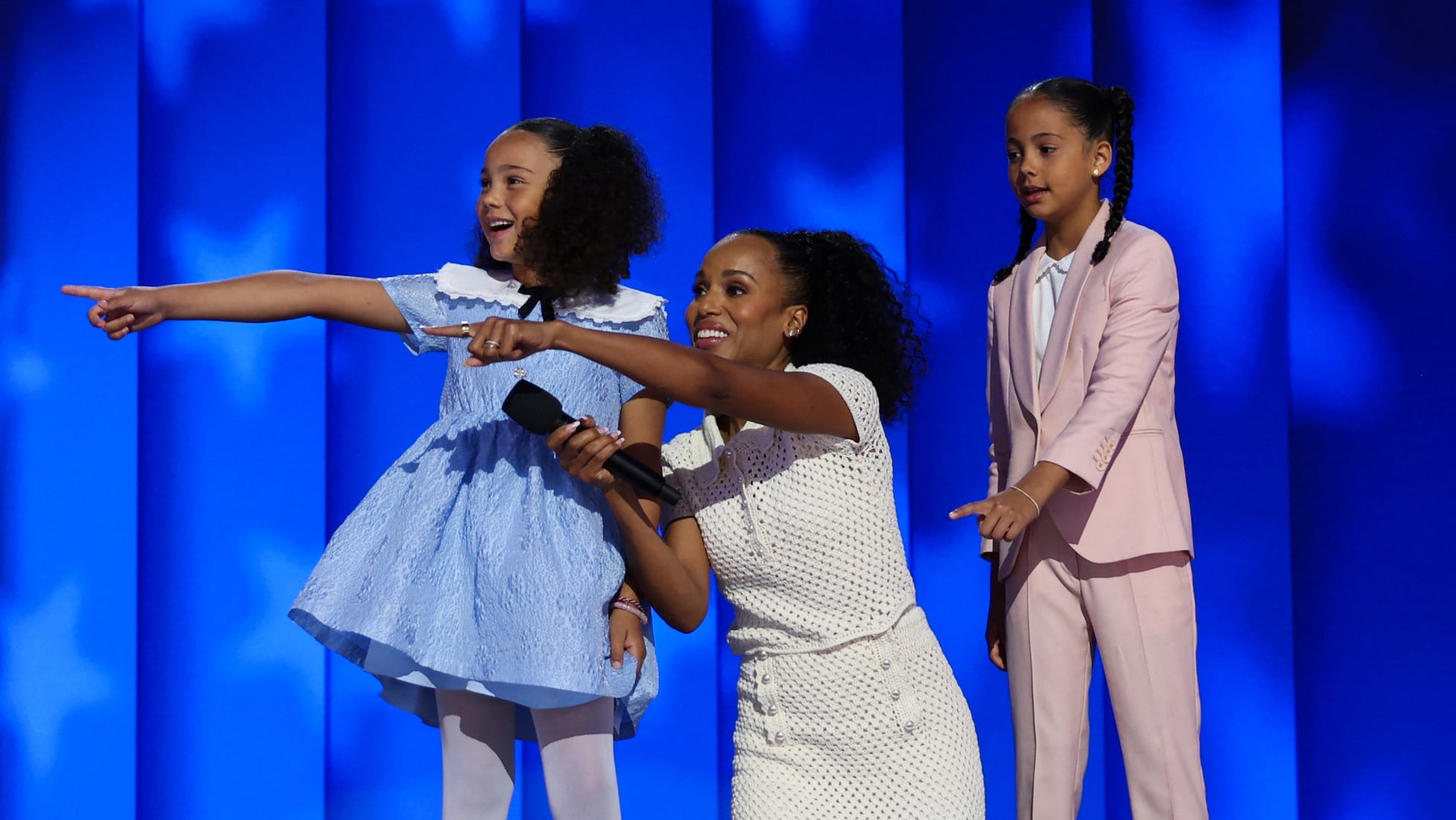 La actriz Kerry Washington, junto a Amara y Nela, dos sobrinas nietas de Kamala, sobre el escenario de la Convención Nacional Demócrata, este jueves en Chicago. 