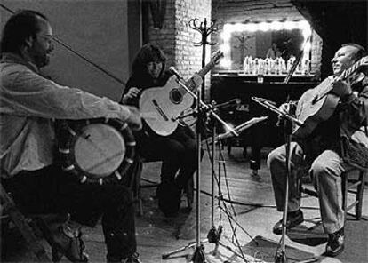 Paco Cepero (a la derecha), con María del Mar Bonet y Lautaro Rosas, en 1997.