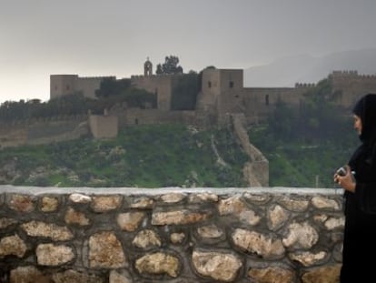 Una mujer contempla la Alcazava de Almer&iacute;a.