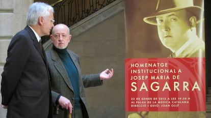 El consejero Ferran Mascarell y el escritor y periodista Joan de Sagarra, durante la presentación del homenaje a Josep Maria de Sagarra.
