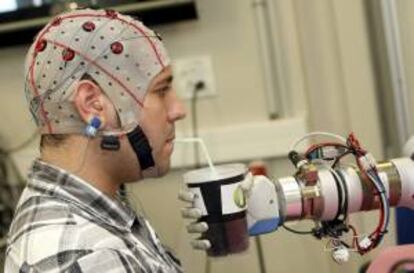 Investigadores de la Universidad Miguel Hernández de Elche trabajan en el desarrollo de un robot cuyos movimientos serán controlados a partir de la actividad cerebral de una persona. El objetivo es mejorar la calidad de vida de personas con escasa movilidad en sus manos debido a accidentes cerebrovasculares o con discapacidades muy severas. EFE/Archivo