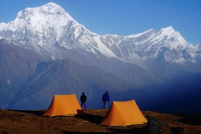 Ante este campamento en el risco de Kopra se abre la profunda sombra que dibuja la garganta del Kali Gandaki, un verdadero abismo en el Himalaya de Nepal sobre el que se recorta, al fondo a la izquierda, el perfil del Dhaulagiri (8.167 metros), la séptima montaña más alta del mundo. Desde el lecho del desfiladero hasta su cima hay unos 5.500 metros de desnivel, lo que lo convierte en el más profundo del mundo.