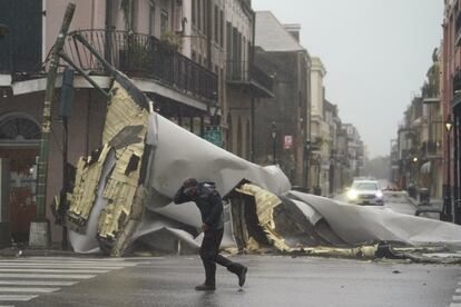 Una sección del techo de un edificio de Nueva Orleans se ha desprendido con el paso de los vientos de hasta 214 kilómetros por hora que llegaron con el huracán. 