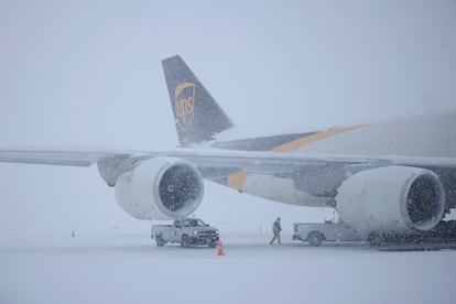 Un avin estacionado en la nieve en el Aeropuerto Internacional Muhammad Ali de Louisville, Kentucky, el 5 de enero.