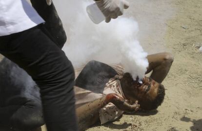 Un médico asiste a un palestino herido por un ataque de gas lacrimógeno de las fuerzas israelís durante las protestas convocadas en la frontera de la Franja de Gaza.