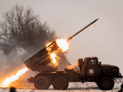 El ejército ucranio dispara desde un lanzacohetes múltiple contra posiciones rusas en el área de Járkov (Ucrania) este sábado.