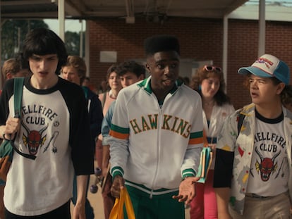 Finn Wolfhard, Caleb McLaughlin y Gaten Matarazzo, de 'Stranger Things', serie que ha despertado el interés de la generación Z por la ropa de segunda mano.