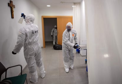 Efectivos de la UME desinfectan la morgue de la clínica Sant Antoni, en Barcelona, este viernes.