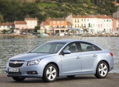 La nueva parrilla de Chevrolet y la línea cupé del Cruze definen una berlina deportiva con carácter y estilo.