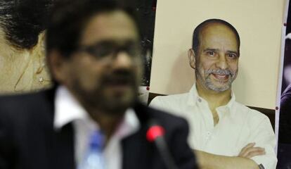 El número dos de las FARC, ante la imagen de Simón Trinidad.