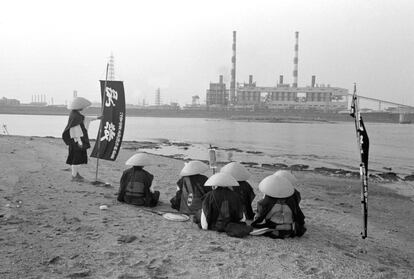 Imagen perteneciente a la serie  'Collective of Monks Praying to Kill Owners of Corporation Responsible for Environmental Pollutions' (Colectivo de monjes que rezan para matar a los propietarios de las corporaciones responsables de la contaminación ambiental), 1970.
