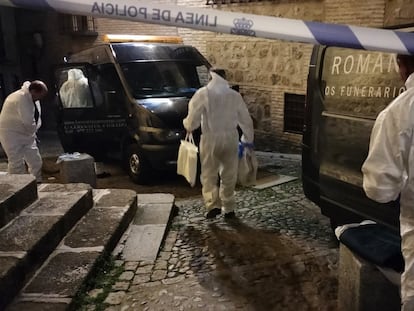 Trabajadores de los servicios funerarios en la cuesta de Santa Leocadia, en Toledo, donde han aparecido los cuerpos.