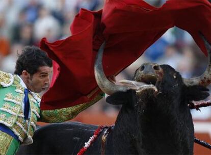 Luis Vilches, ayer con su segundo toro.