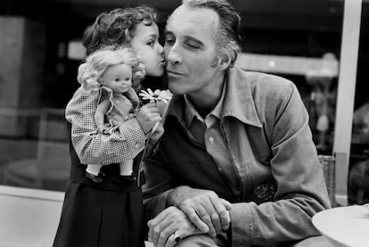 Una tierna imagen del actor Christopher Lee, durante un rodaje en Madrid en 1969.