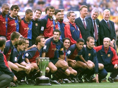 De izquierda a derecha, la plantilla del Barcelona de 1999 con el trofeo de Liga de aquel año: Winston Bogarde, Miguel Ángel Nadal, Michael Reiziger, Carlos Busquets, Rivaldo, Dragan Ciric, el entrenador de porteros Franz Hoek, Louis van Gaal, el segundo entrenador Gerhard van Der Lem y Ronald Koeman. Debajo: Albert Celades, Roger García, Sergi Barjuan, Boudewijn Zenden, Luis Figo, Xavi Hernández, Sonny Anderson y el portero Francesc Arnau.