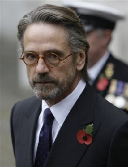 Las intrigas de la familia del renacimiento italiano Borgia será objeto de una serie de televisión de Estados Unidos el próximo año, con el actor británico Jeremy Irons en el papel protagonista. <i>The Borgias</i> se estrenará en la primavera de 2011 y reemplazará al drama de Showtime sobre la época inglesa <i>The Tudors</i>, cuya cuarta y última temporada comienza en abril. La familia Borgia, uno de cuyos miembros llegó a ser el Papa Alejandro VI en 1492, fue conocida por los asesinatos, violaciones y corrupciones en el siglo XV en Italia y ha inspirado un gran número de libros, juegos y películas. Irons, de 61 años, ganó un Oscar por su papel como Claus von Bulow en la película de 1990 <i>Reversal of Fortune</i>.