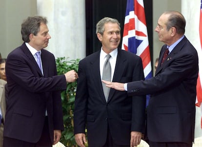 De izquierda a derecha, el ex primer ministro británico Tony Blair, el expresidente de Estados Unidos, George W. Bush, y el de Francia, Jacques Chirac, durante la cumbre del G8 celebrada en Génova (Italia) en 2001.