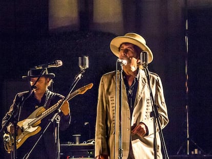 O cantor e poeta Bob Dylan durante apresentação em Barcelona.