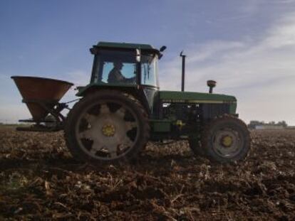 Un agricultor siembra trigo en una finca de Sevilla