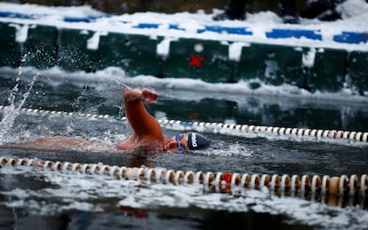 Una mujer nada 450 metros en un río helado en Bielorrusia durante el campeonato 'Minks Open'.