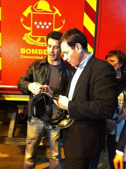 Tomás Gómez, con un bombero de Pozuelo.