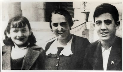 Dolores Ibárruri, con sus hijos Amaya y Rubén en 1935, antes de la partida de estos hacia la Unión Soviética.