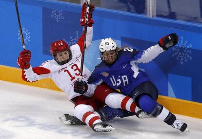 Nina Pirogova (izquierda), del equipo ruso, y la estadounidense Dani Cameranesi, caen al suelo durante el partido de hockey sobre hielo disputado en el centro Kwandong de Gangneung (Corea del Sur), el 13 de febrero.