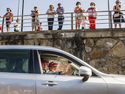 El rey emérito Juan Carlos I salía en coche el 20 de mayo del puerto deportivo de Sanxenxo.