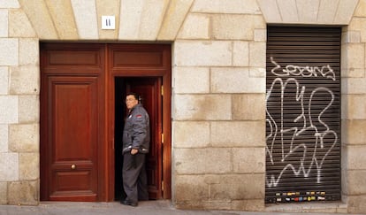 Un vigilante de seguridad custodia la entrada al edificio horas después de haber sido desalojado.