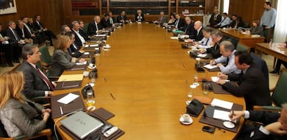 Los ministros griegos reunidos este martes en Atenas.