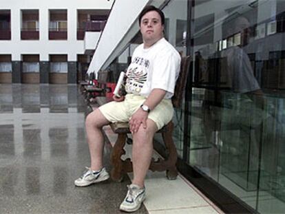 Pablo Pineda, en los pasillos de su facultad, en Málaga.