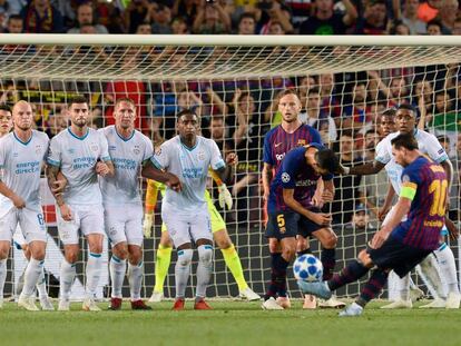 Leo Messi golpea el balón para marcar el primer gol del Barcelona.